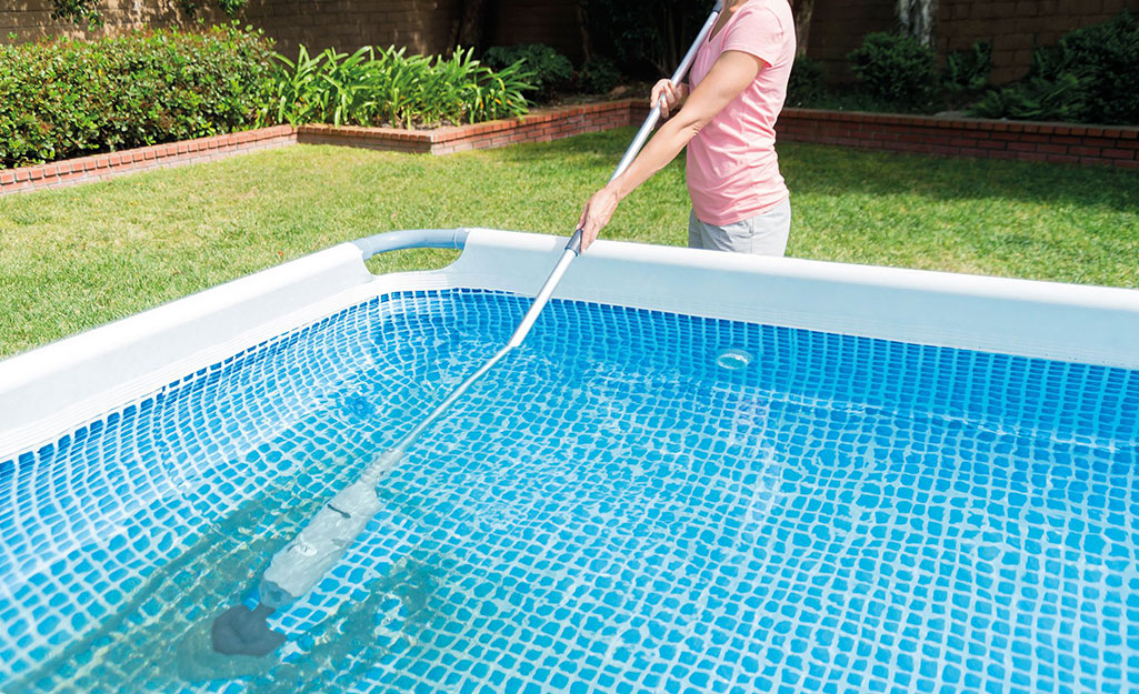 How to Vacuum a Pool Without a Skimmer